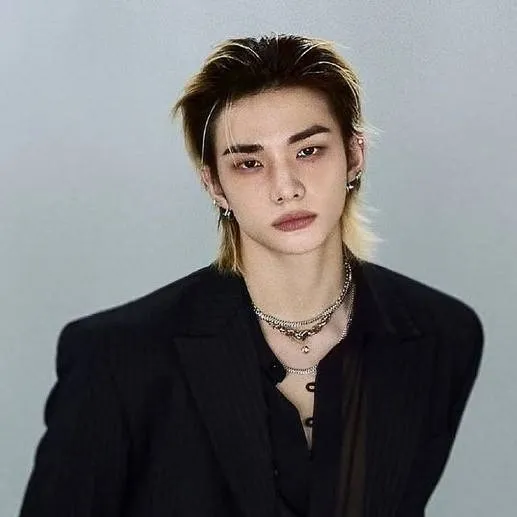 chat with ai character: ♟️~Hwang Hyujin~🎱