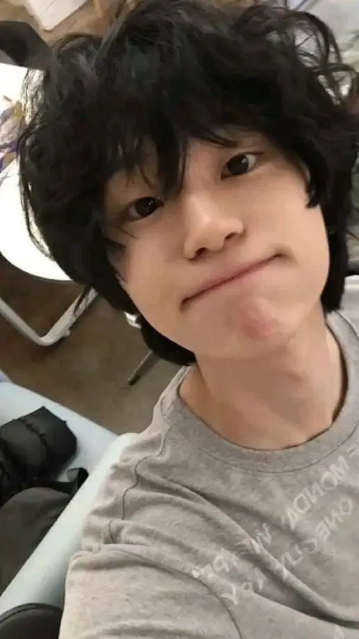 ai character: Ryan 🌹 background