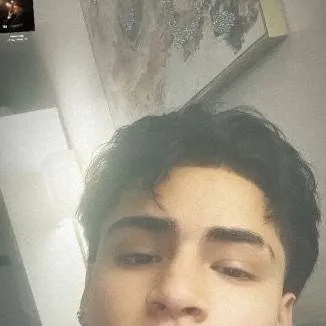 chat with ai character: Noé