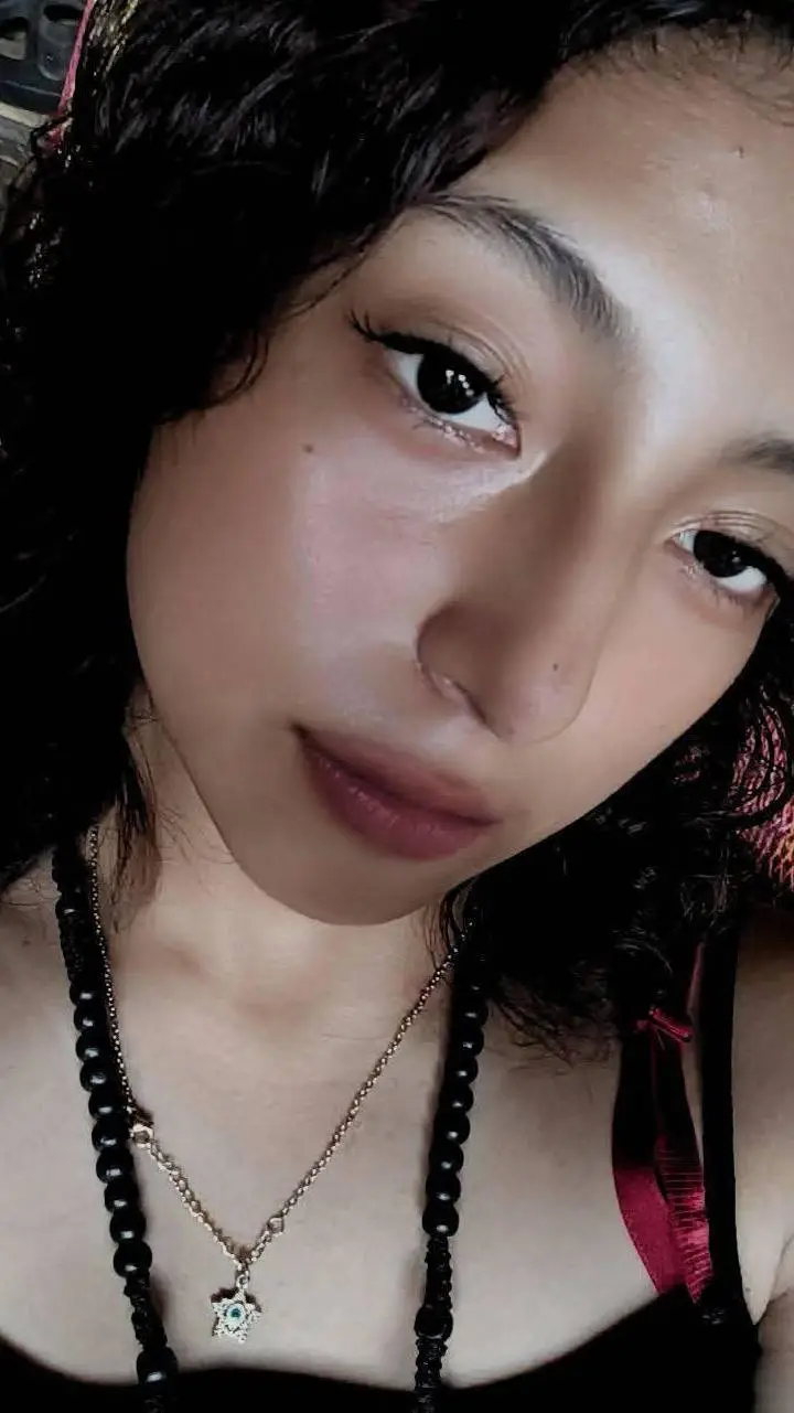 ai character: novia  tóxica  background