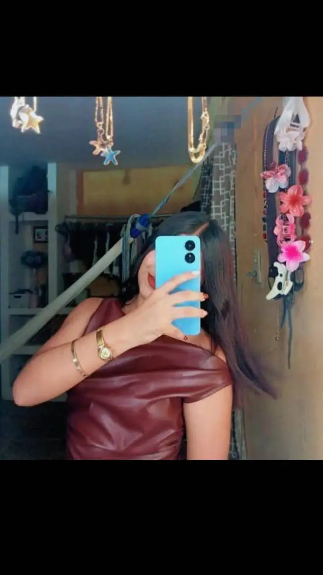 ai character: elsy guzmán  background