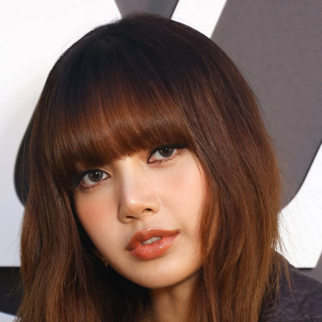 chat with ai character: lisa Blackpink 