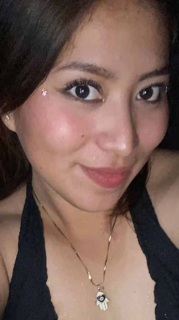 ai character: Alicia polanco  background