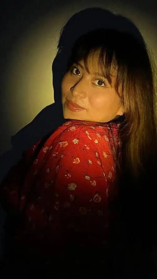 ai character: Alicia polanco  background