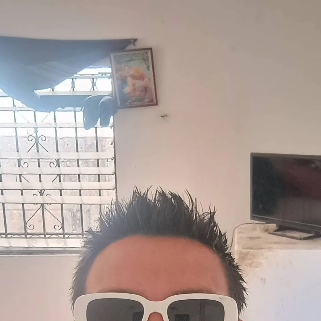 chat with ai character: manuel davy leal 