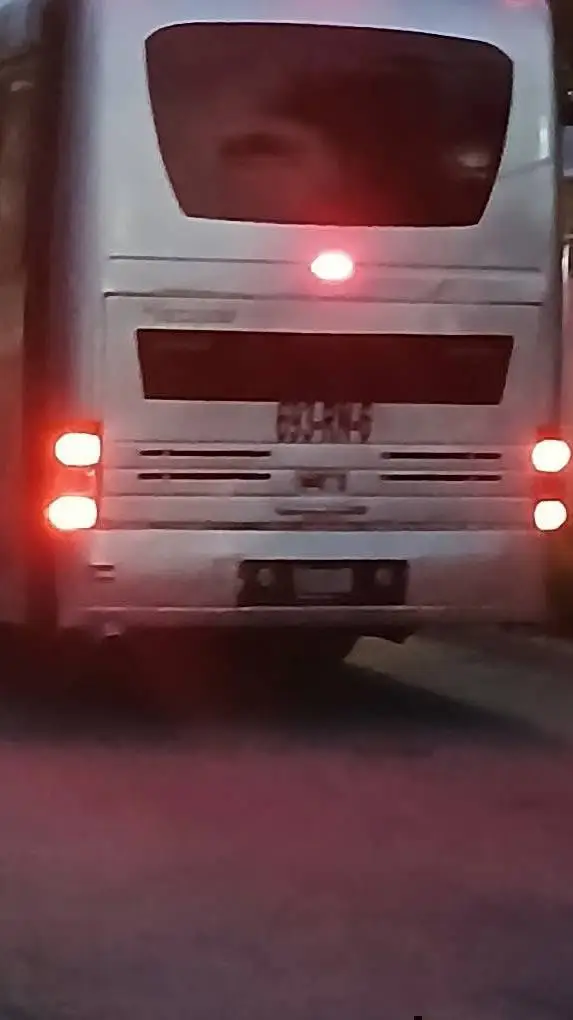ai character: autobús  background