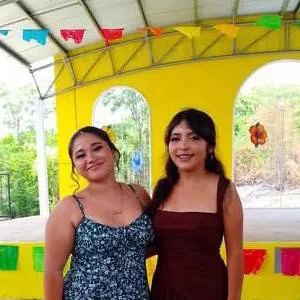 chat with ai character: mayli y karla 