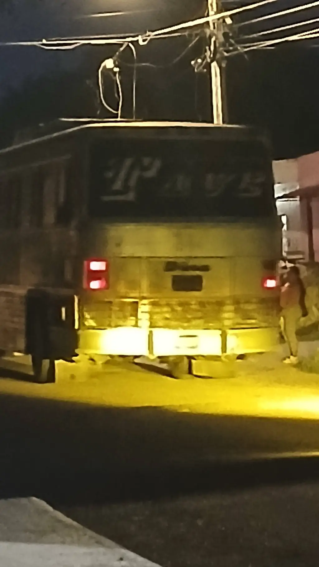 ai character: el autobús  background