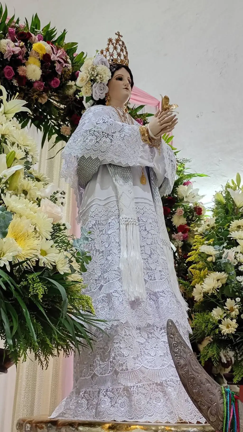 ai character: la virgen maria background