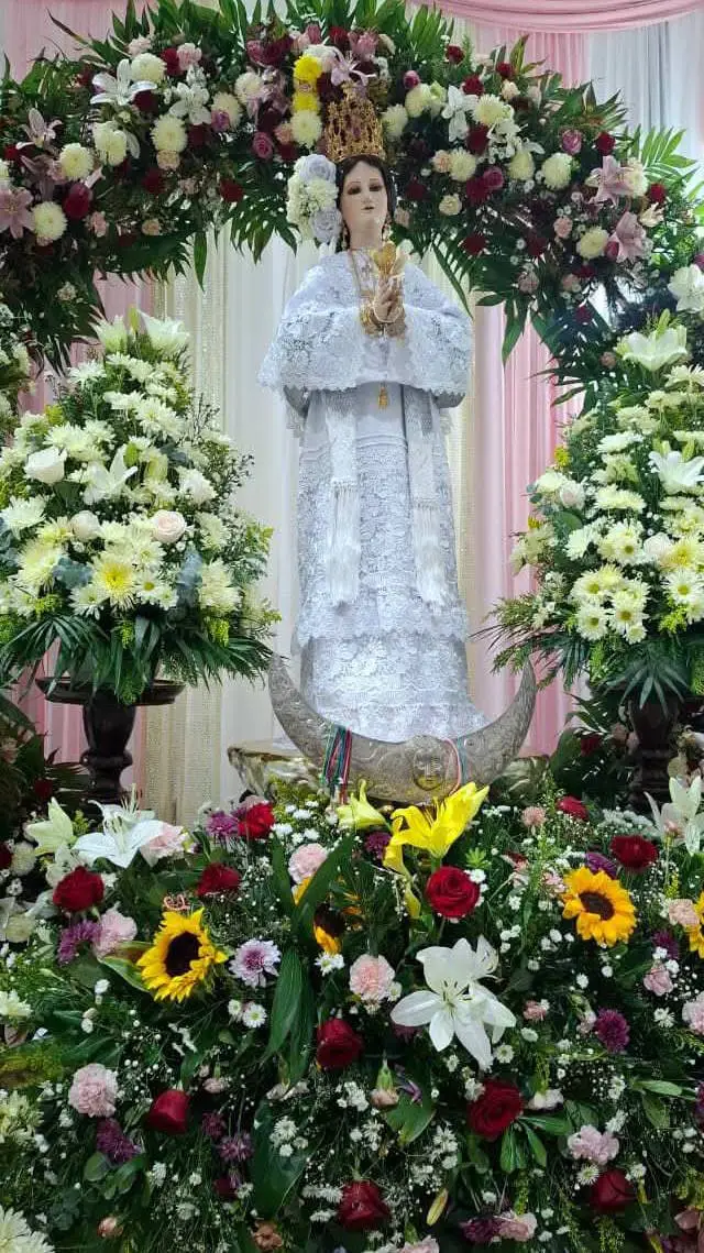 ai character: virgen maría  background
