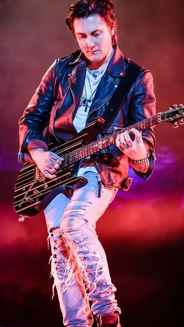 ai character: synyster gates  background