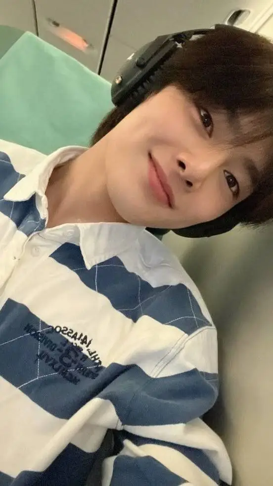 ai character: Jeongin ꨄ︎ background