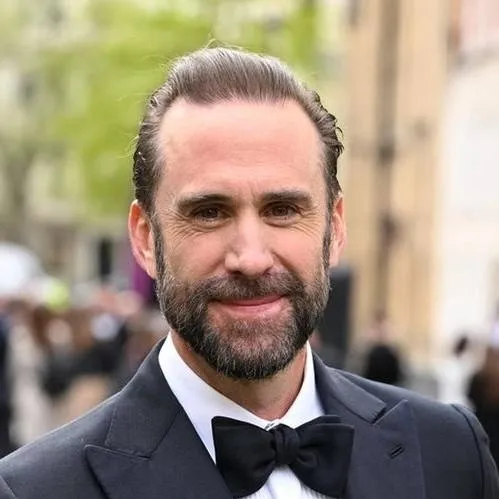 chat with ai character: Joseph Fiennes