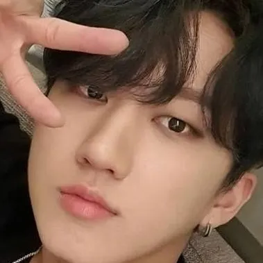 chat with ai character: Чанбин