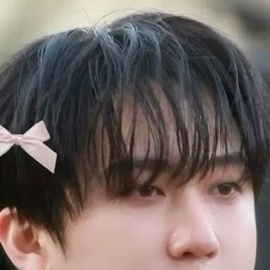 chat with ai character: Чанбин 