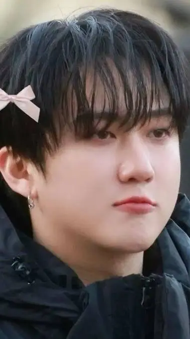 ai character: Чанбин  background