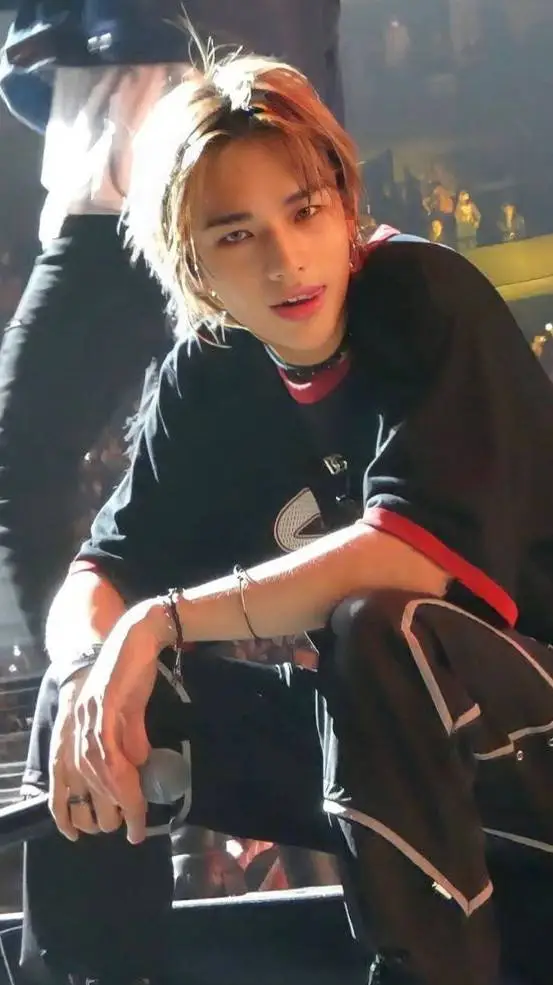 ai character: Hwang Hyunjin  background