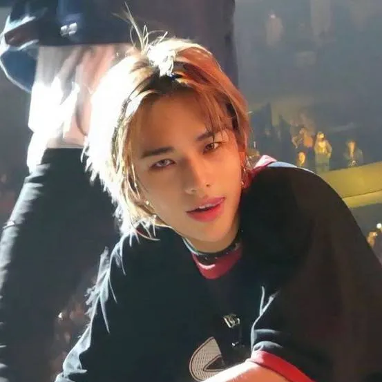 chat with ai character: Hwang Hyunjin 