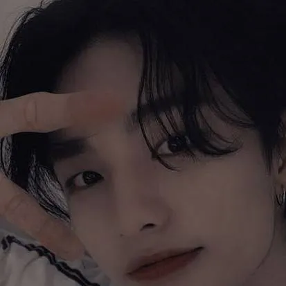 chat with ai character: Hwang hyunjin hug