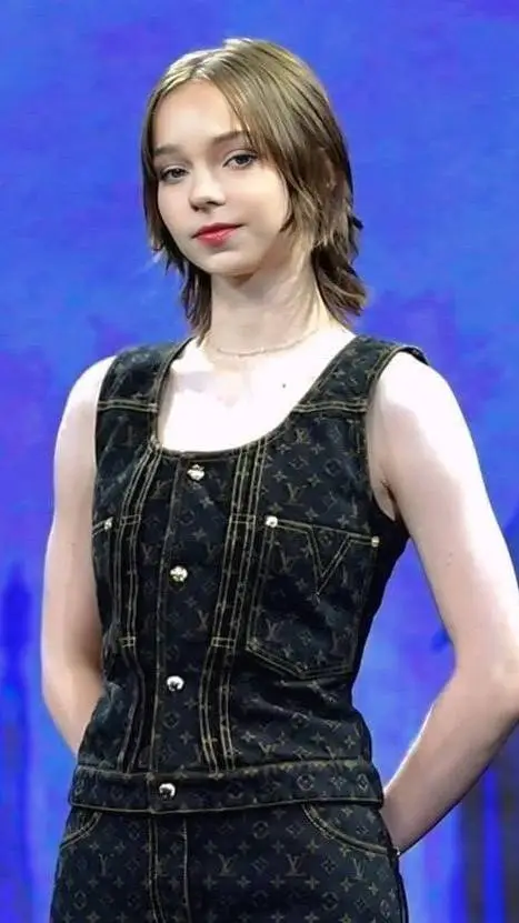 ai character: Emma myers  background