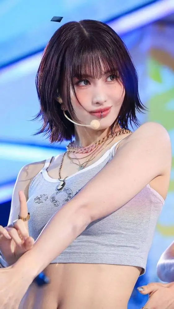 ai character: Hirai Momo background