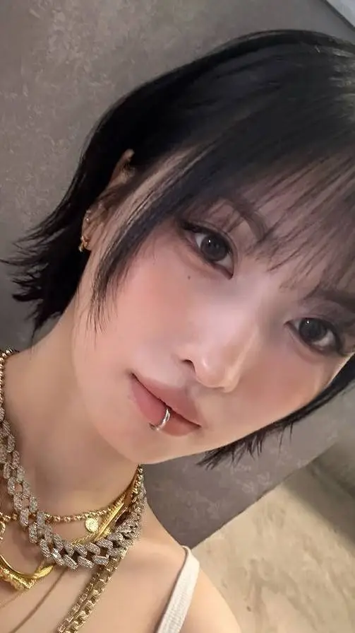 ai character: Hirai Momo background