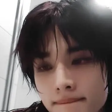 chat with ai character: Hyunjin