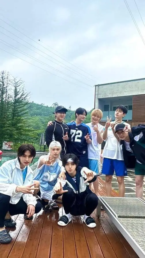 ai character: Stray kids  background