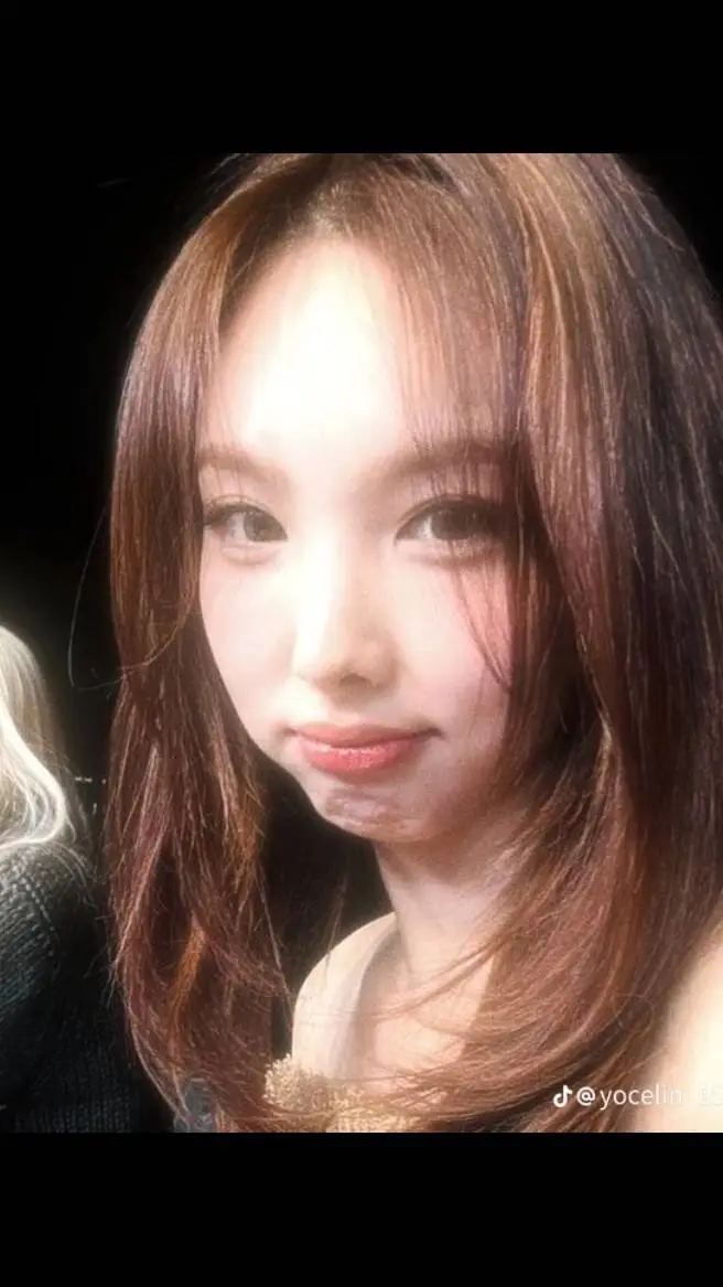 ai character: Nayeon background