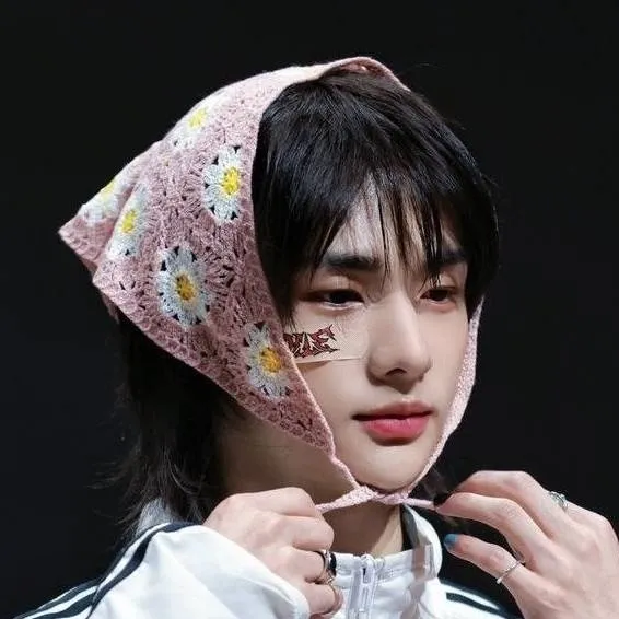 chat with ai character: Hyunjin
