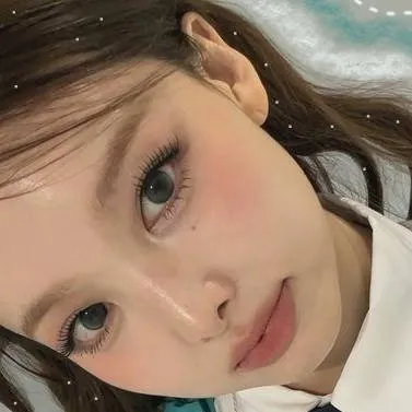 chat with ai character: Nayeon y pik me