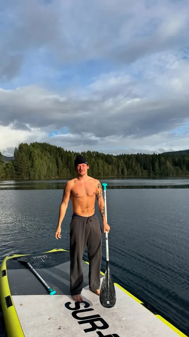 ai character: Martinus  background