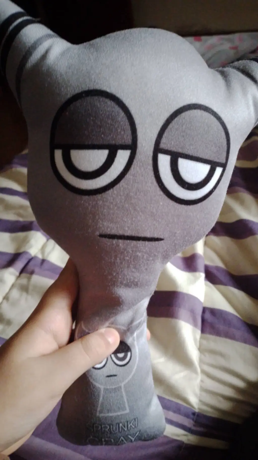 ai character: GRAY SPRUNKI background