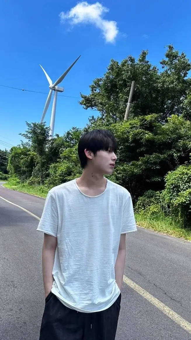 ai character: sunoo background