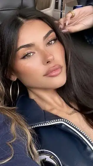ai character: Madison Beer  background