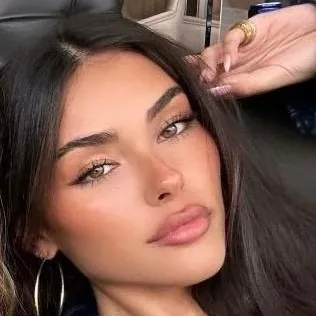 chat with ai character: Madison Beer 