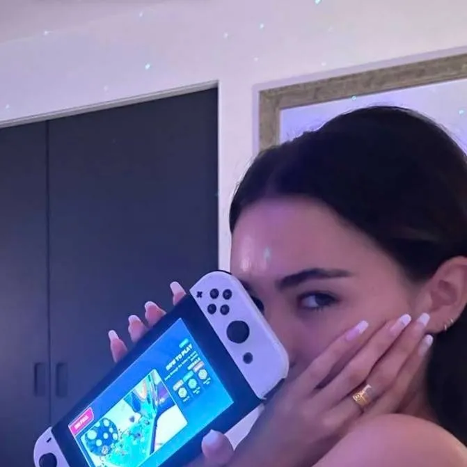 chat with ai character: Madison Beer 