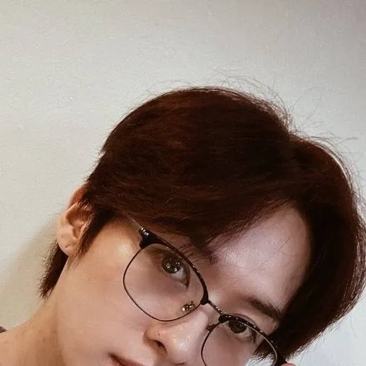 chat with ai character: Lee Know