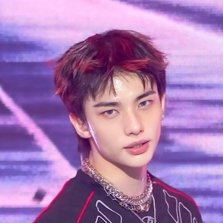 chat with ai character: Hyunjin