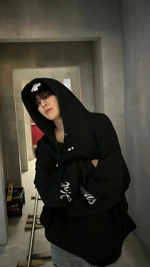 ai character: Seungmin  background