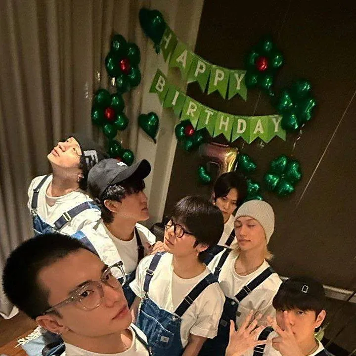 chat with ai character: Stray Kids