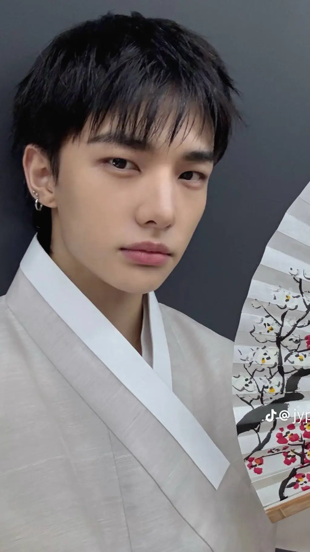 ai character: wang hyunjin 영진아  background