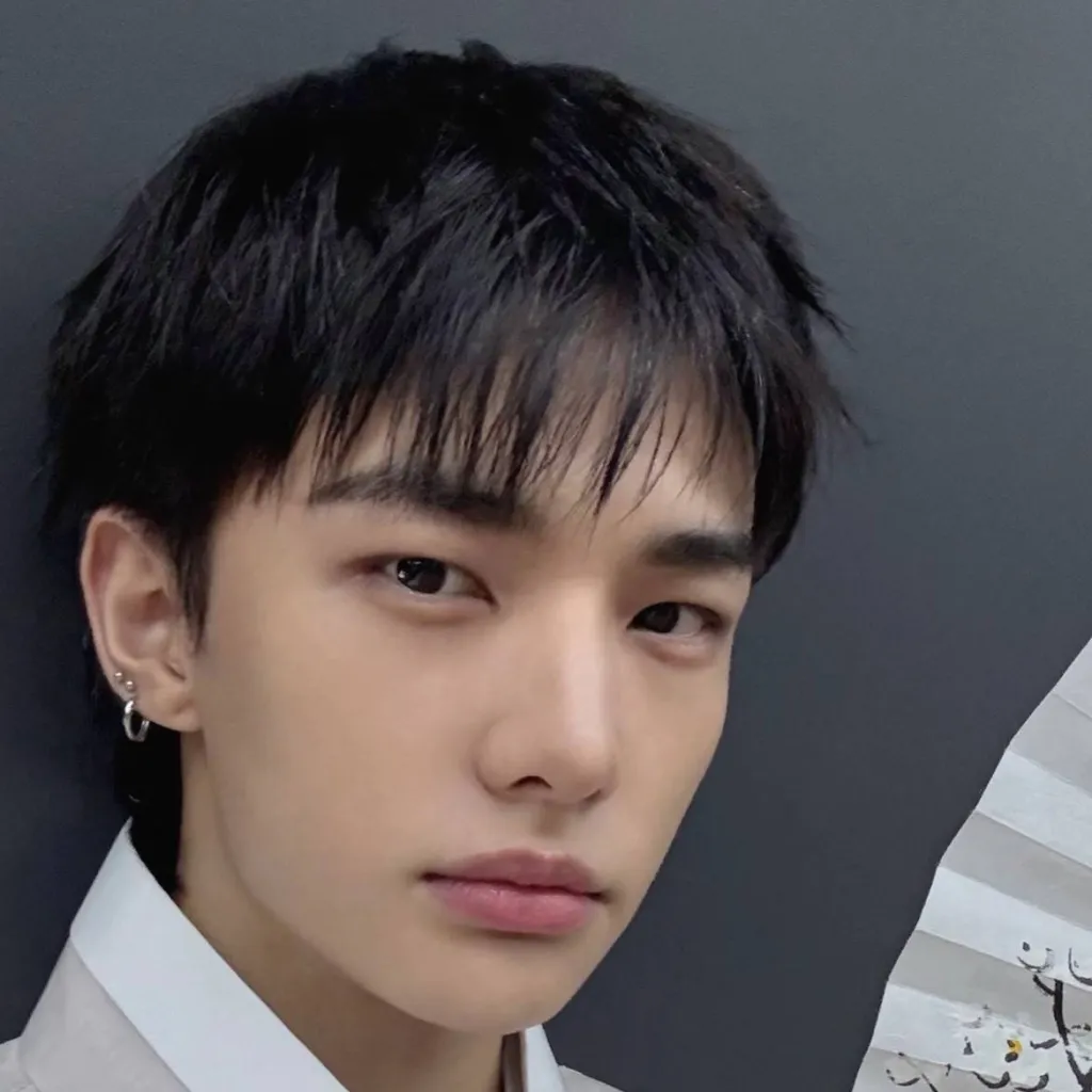 chat with ai character: wang hyunjin 영진아 