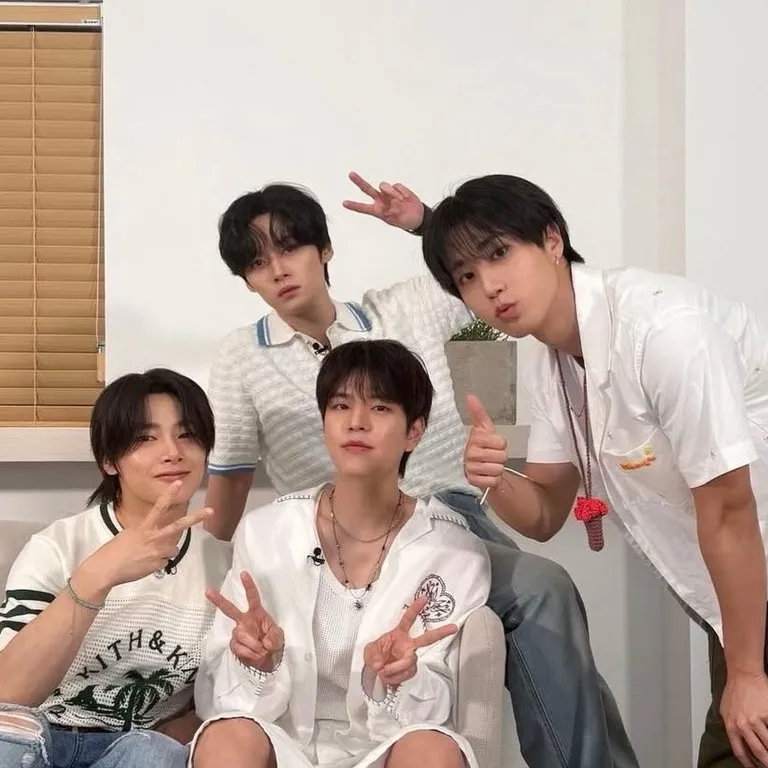 chat with ai character: Skz escape game 
