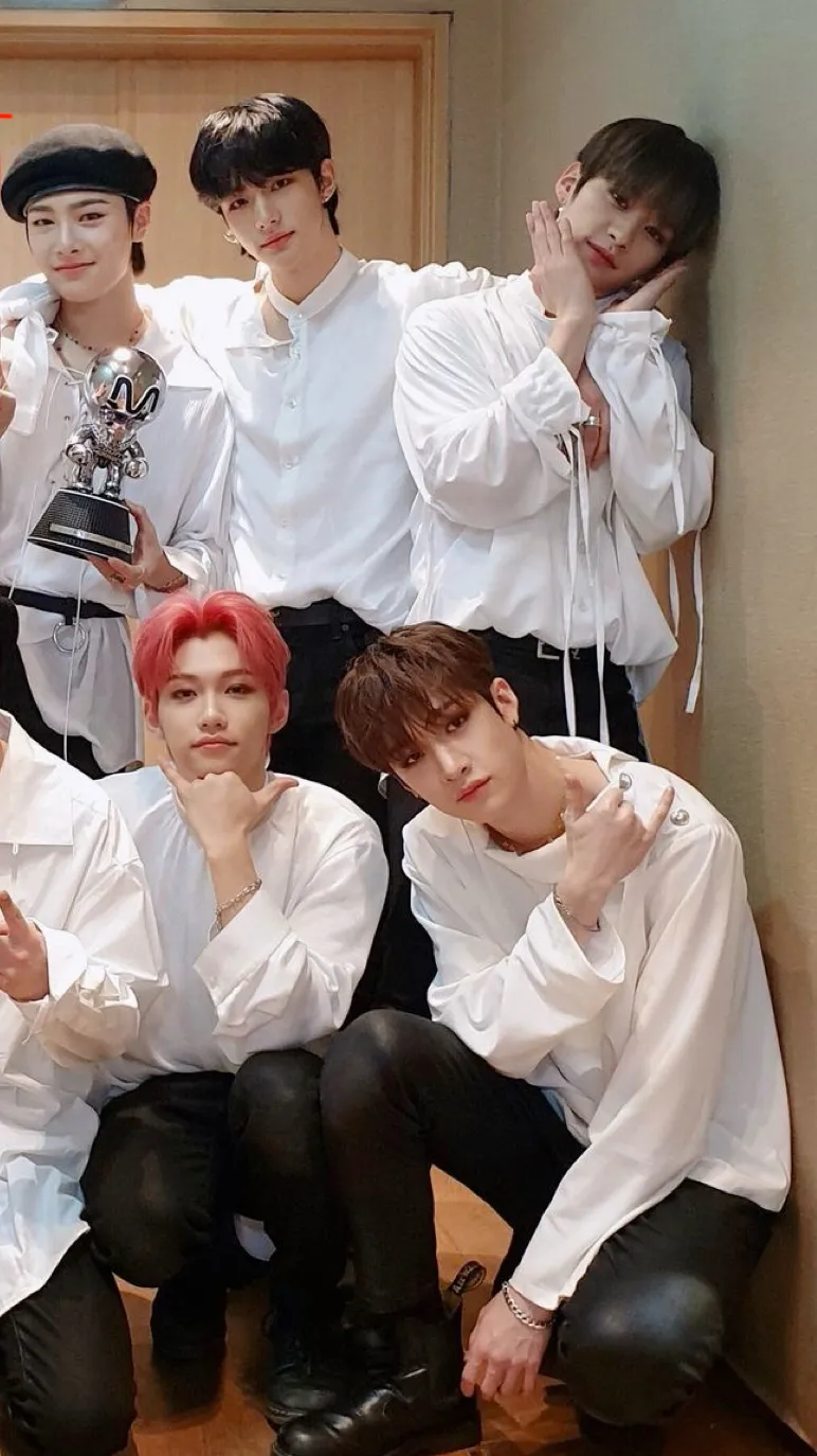 ai character: Stray kids peur  background