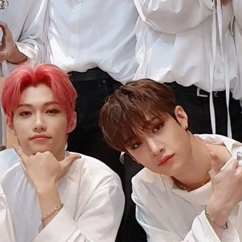 chat with ai character: Stray kids sad