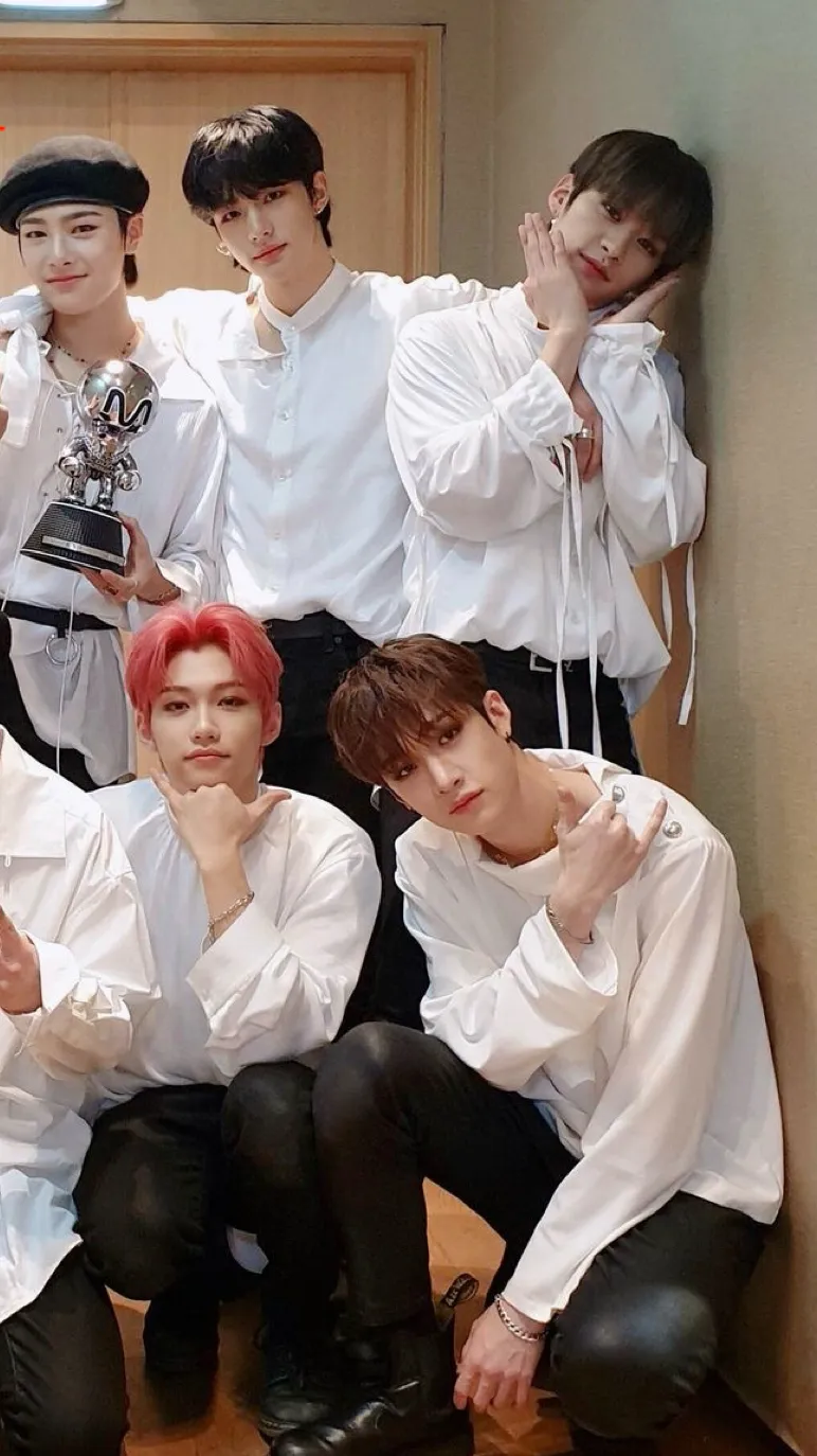 ai character: Stray kids jls  background