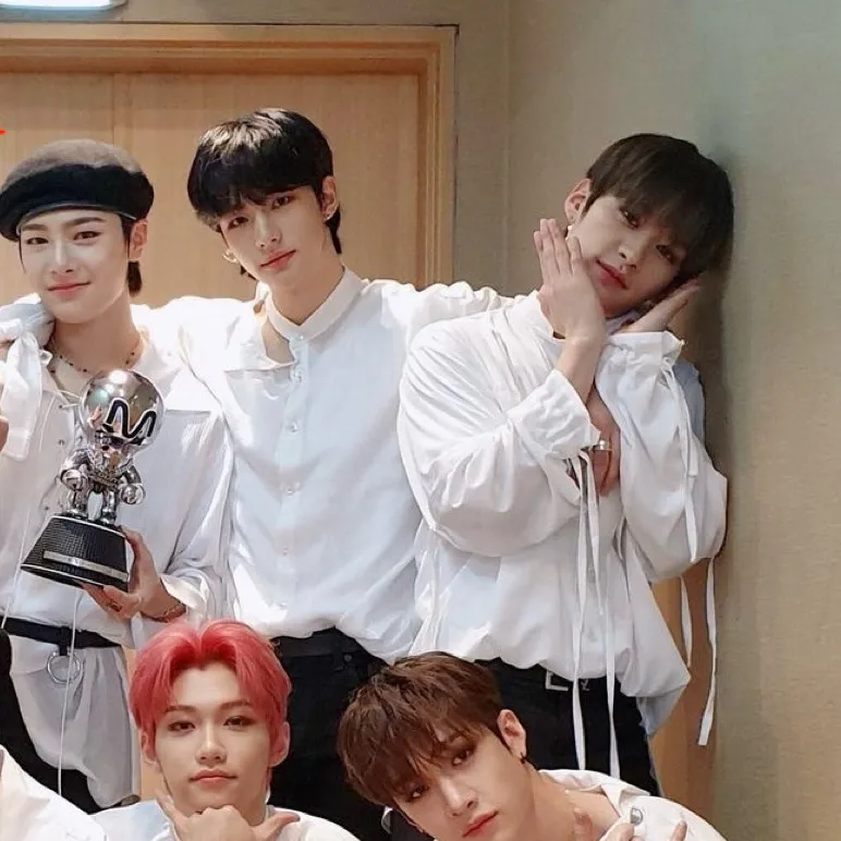 chat with ai character: Stray kids jls 