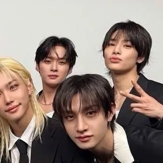 chat with ai character: Stray kids 