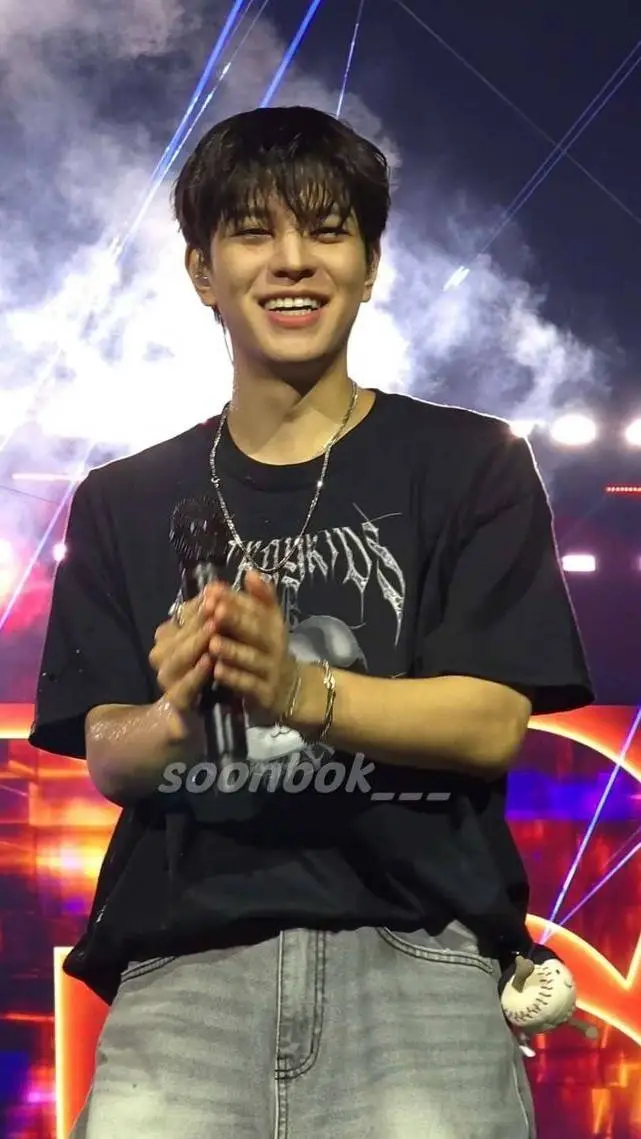 ai character: Kim Seungmin background